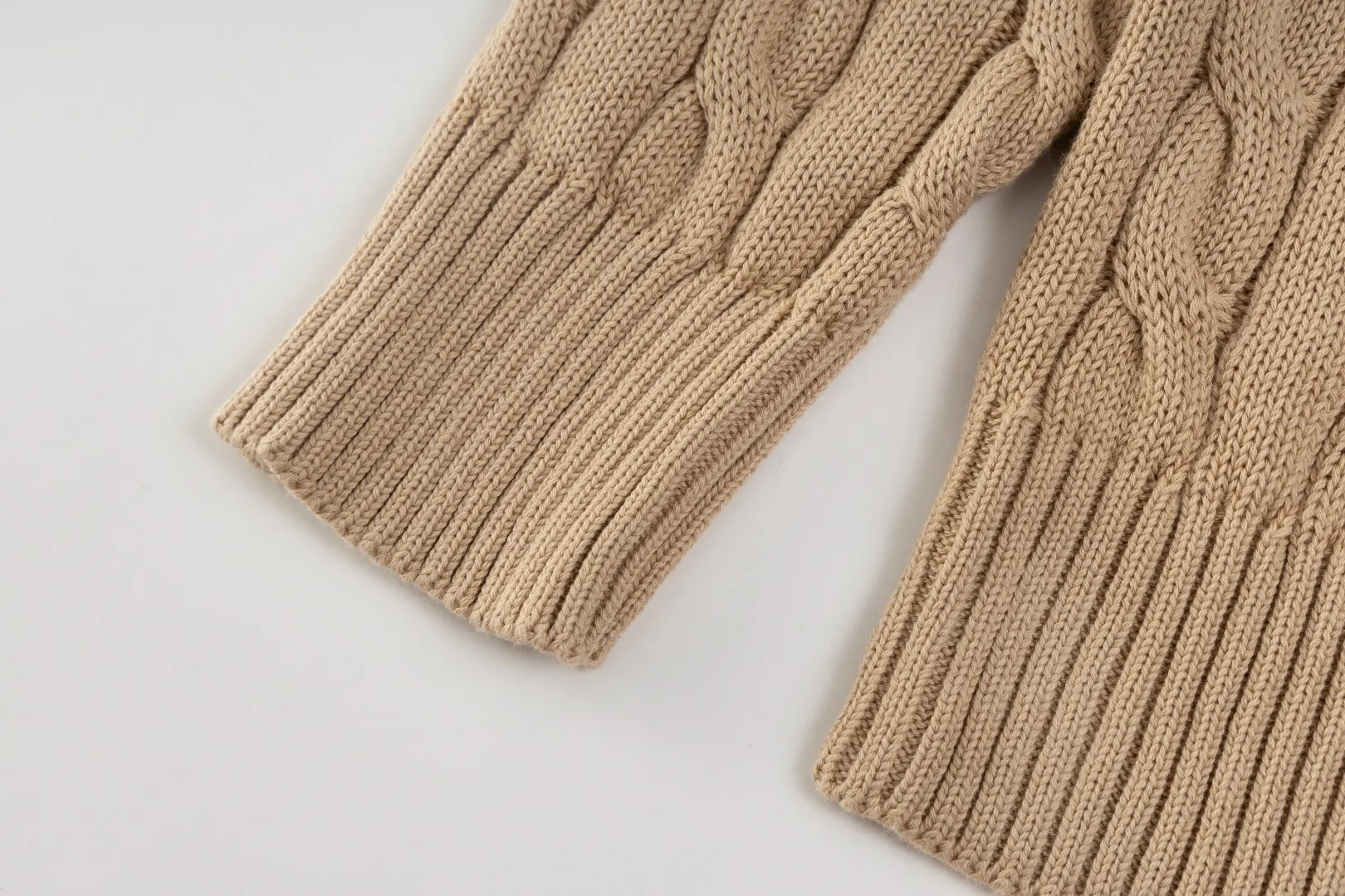 P236 #R92 RALPH LAUREN Ralph Lauren fifteen colors classic small label embroidery logo turtleneck pullover half-zip knitted cable sweater with high-density LOGO embroidery on the chest and original customized tag accessories. Made of pure cotton yarn, pure cotton is skin-friendly and comfortable, small label war horse embroidered twist turtleneck sweater 🐎 high quality, follow the blogger to learn how to wear it! Let’s buy a Ralph Lauren cable sweater. It’s a super hard-to-find series after it became popular. It’s hard to find one on the official website. It’s simple and practical to wear, with a lazy and loose feel. The thickened fabric has more texture, feels soft and delicate, and has a loose fit. Whether worn alone or layered, you can wear different styles of fashion with just one piece!   Size：XS S M L